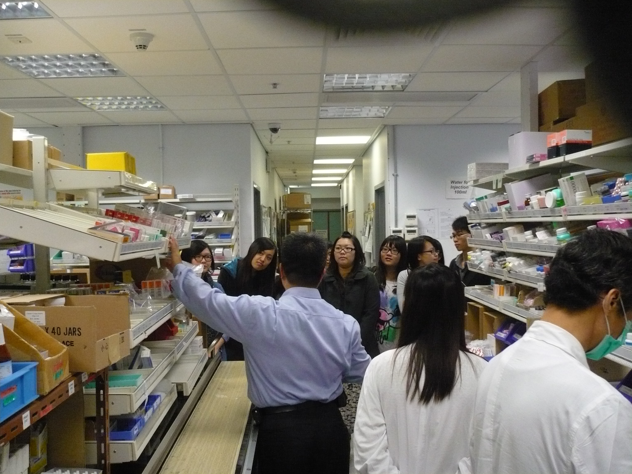 Visit to the Pharmacy Department of Ruttonjee Hospital - Photo - 25